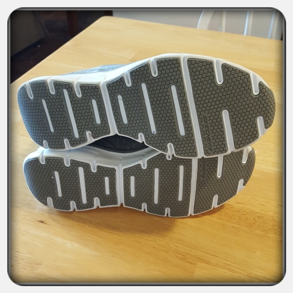 EUC Woman's Grey Skechers Tennis Shoes Size 10M - Picture 6 of 8